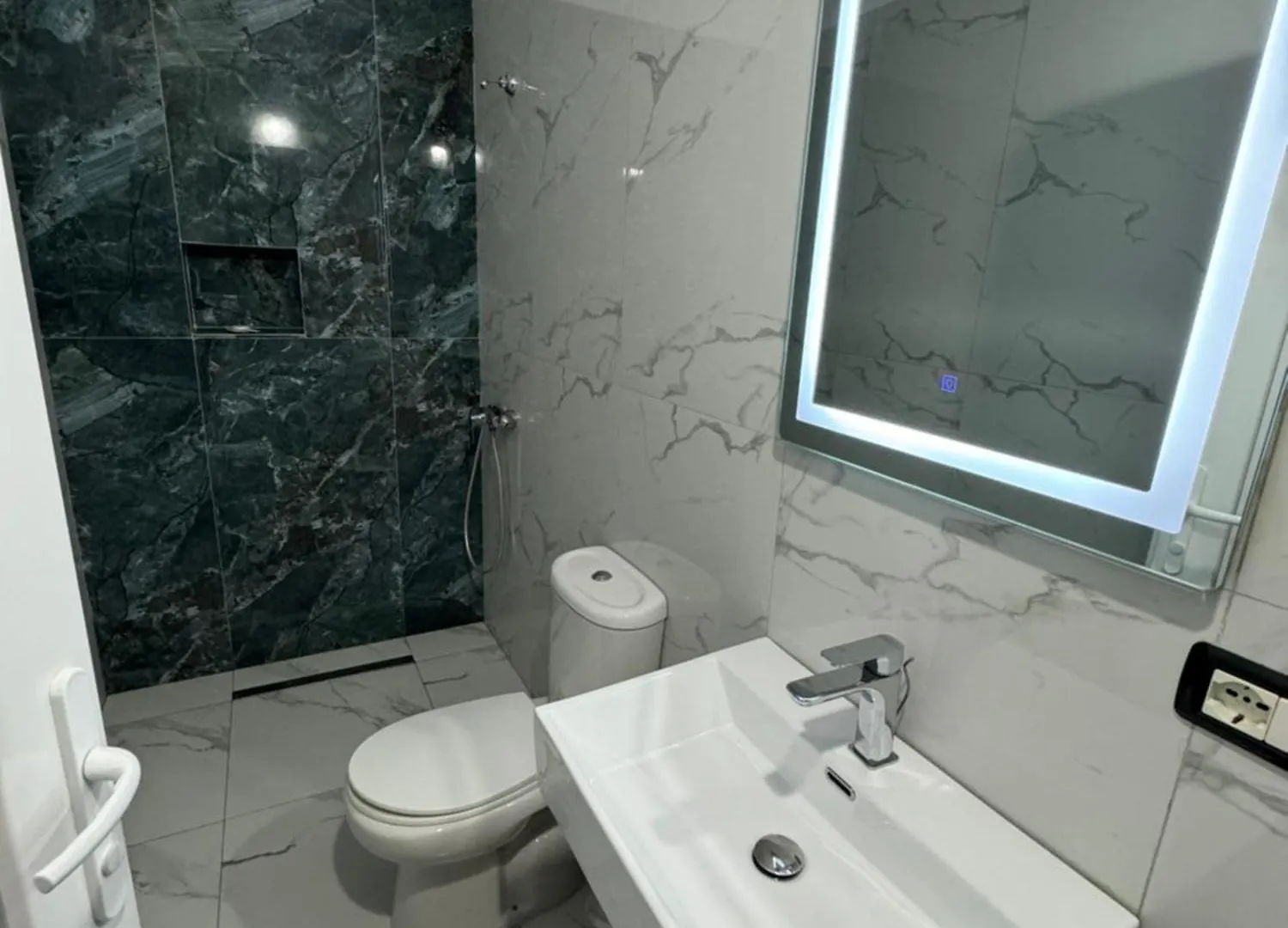 ****  Hotel Kaloshi Mezez Albanien